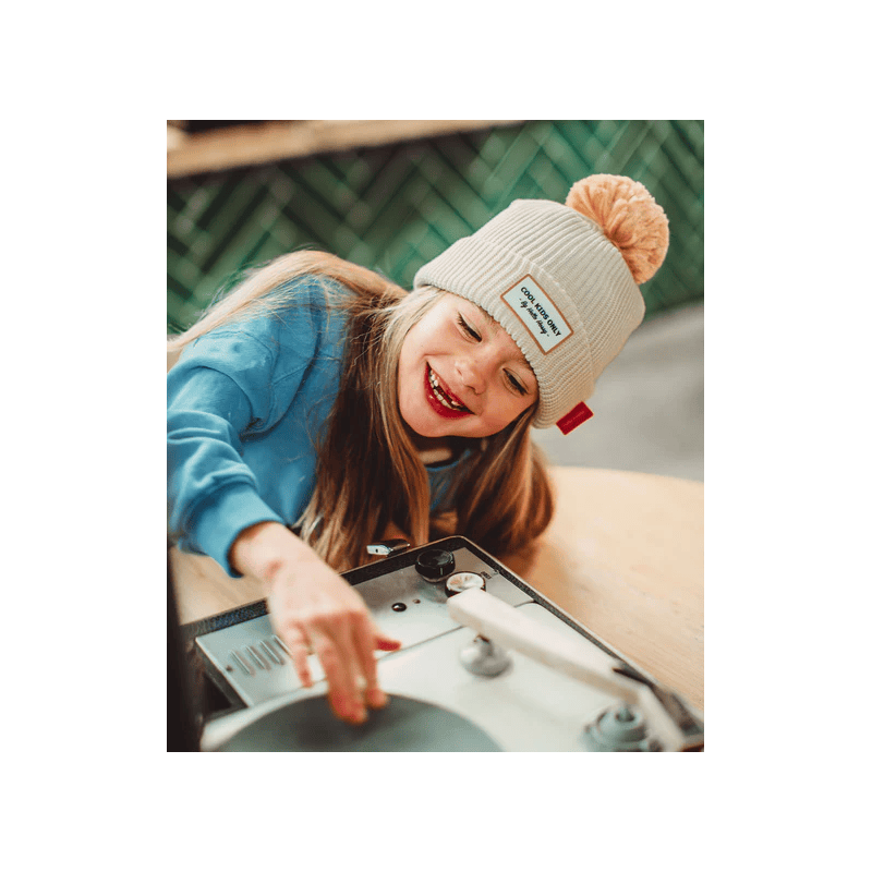 Fille qui porte bonnet Block sandy Hello Hossy