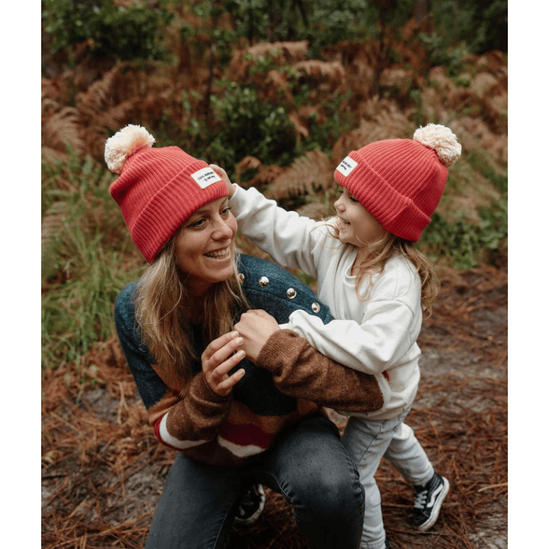 Maman et jeune fille avec bonnet Block Framboise de Hello Hossy