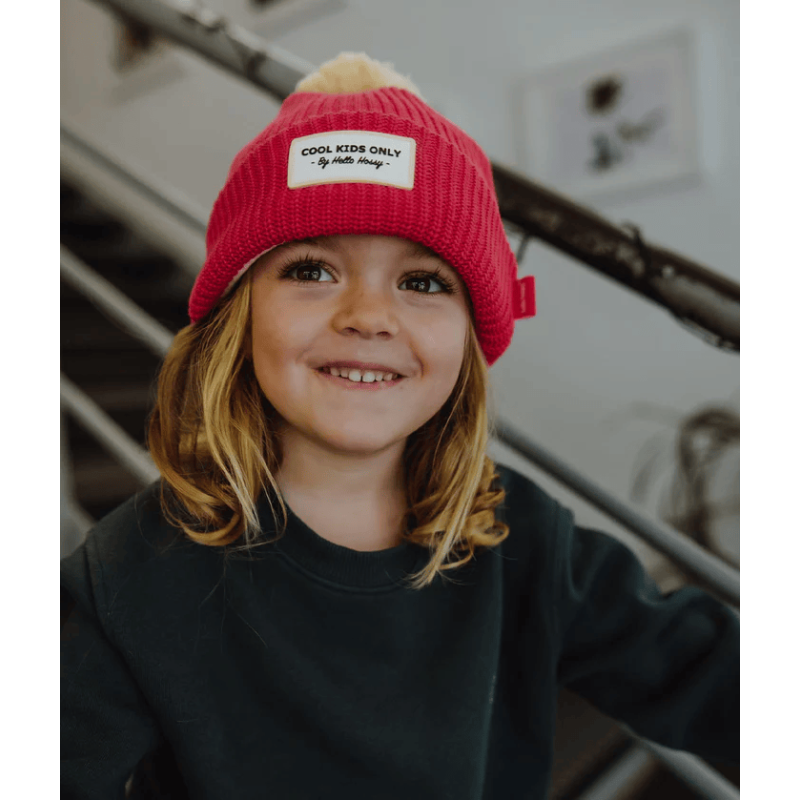Jeune enfant avec bonnet rose/rouge Hello Hossy