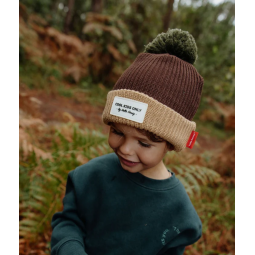 Petit garçon avec son bonnet marron pompom Hello Hossy sur la tête