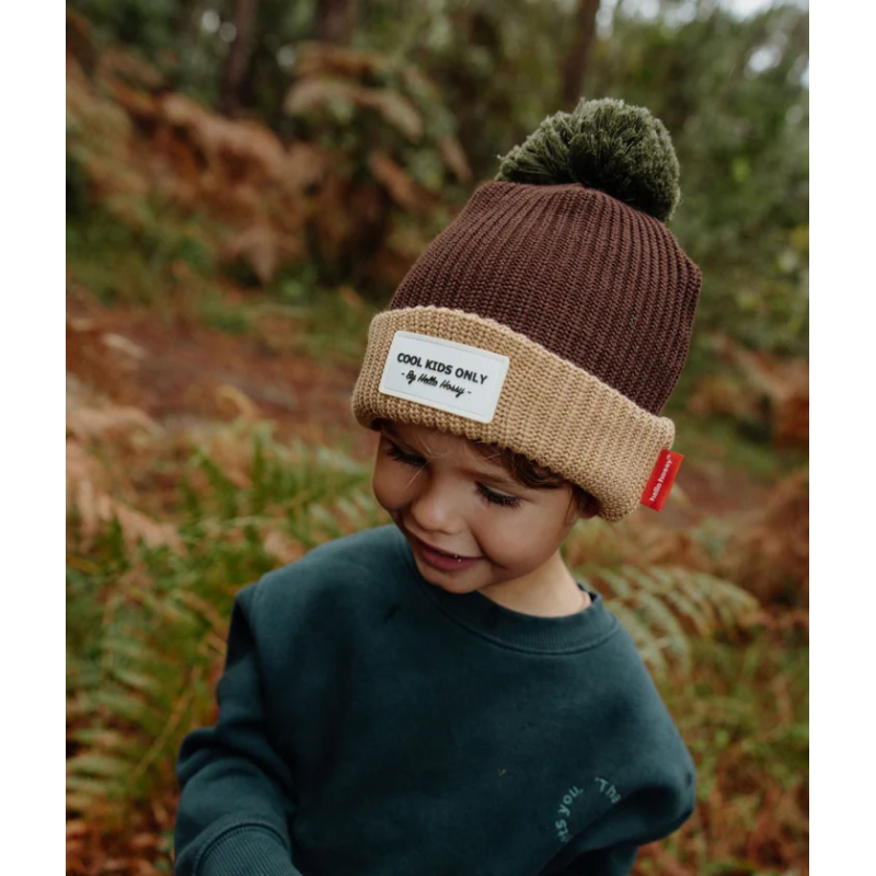 Petit garçon avec son bonnet marron pompom Hello Hossy sur la tête