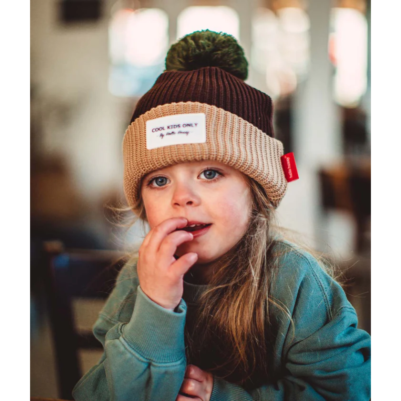 Petite fille avec son bonnet Block Pistachio Hello Hossy