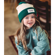 Petite fille avec bonne double polaire et pompom vert ultra tendance